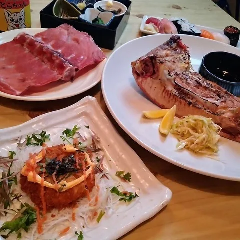 ①    昼は2階でわんちゃんと一緒にランチもできるお店
②    夜は居酒屋でおすすめはマスターのお任せコース！
マグロはピカイチ！！
(仕入れによって変わります)